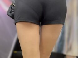 《美しい！美し過ぎる美脚ぁ釤尻を披露する美人モデル》