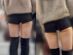 ショートパンツからハミ出た下尻がセクシーなお姉さん