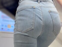 《薄青デニムから浮かび上がるPライン！超絶スタイルの超美女》
