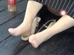 ハプニング！パンプスを脱いでパンスト足の蒸れを乾かすOLさんの生パン