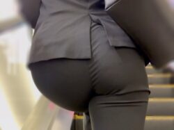 《そんなにムギュッとしなくとも…！綺麗系モデルの黒スーツ》