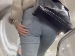 《パンパンでムニュムニュ！上玉美女の美巨尻浮かび上がるタイトデニム》