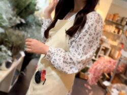 【ノーブラ店員の胸ちら ver.12】 〜アイドル級店員さんが接客中に見せた、白ワンピ越しの無防備なおっぱいと不意