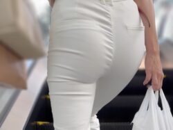 《知的OLの魅力的な白パンツ！ギュウギュウに詰め込まれる下半身》