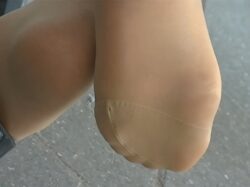 働くOL女子の蒸れ蒸れパンスト足事情