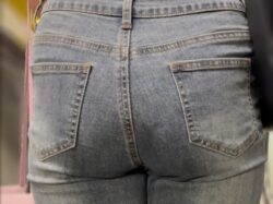 《エッ、いいの！？水色パンティーが豪快にハミ出す美女》