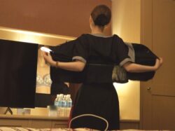 【ホテルウーマン】スタッフ全裸お着替え！色気が生々しいスト替えとパンツの履き替えも