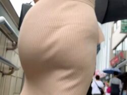 《完璧BODY！フェロモン全開のセレブ美女が着るノースリーブワンピース》