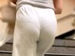 《パンティーから豪快にハミ出す肉尻！ムニュっと感も堪らないデカ尻》