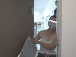 【旦那さんとそういうプレイ中？】恥じらい薄の人妻さんが薄着で来訪！キャミの中はブラしてるけど簡単に中が見えてますけど！