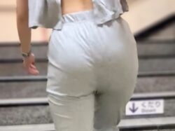 《セクシーなスウェットパンツ！美しく仕上がった美巨尻のセレブ美女》