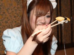 素人投稿動画 「ホントにみんなこんなの食べてるんですか？」方言が抜けきらない美人女子大生さんの食ザーメン 【Part.04：精